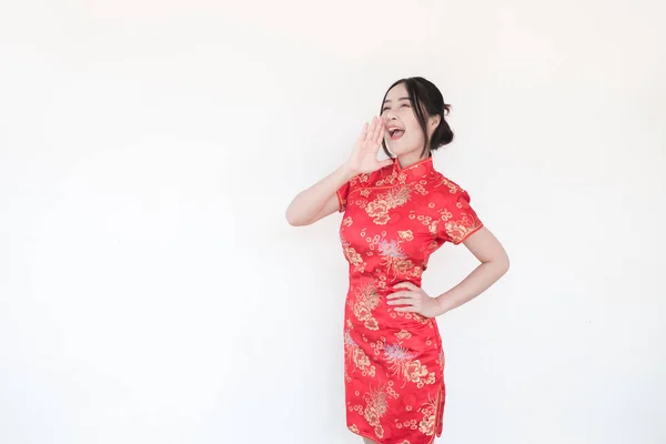 Chinesische Neujahrasiatinnen Traditionellen Chinesischen Cheongsam Kleidern Mit Einer Aufregenden Geste — Stockfoto