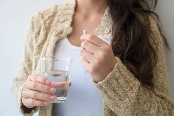 Kvinna Med Ett Läkemedel Och Ett Glas Vatten Handen Vård — Stockfoto