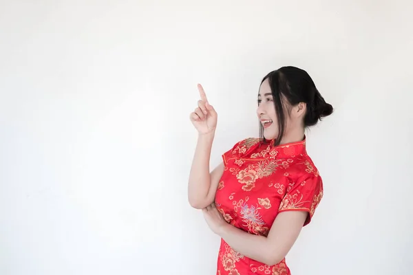 Chinesische Neujahrasiatinnen Traditionellen Chinesischen Cheongsam Kleidern Mit Einer Aufregenden Geste — Stockfoto