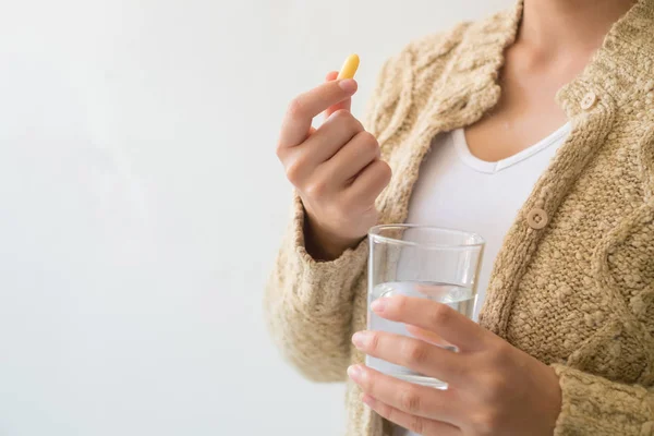 Kvinna Med Ett Läkemedel Och Ett Glas Vatten Handen Vård — Stockfoto