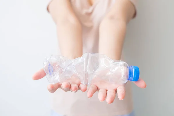 Två Händer Vrida Klar Plast Flaska Isolerade Vit Bakgrund Och — Stockfoto