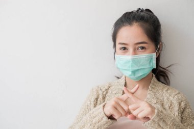 Asyalı kadınlar mikroplar ve toz önlemek için sağlık maske. Sağlık hakkında düşünceler