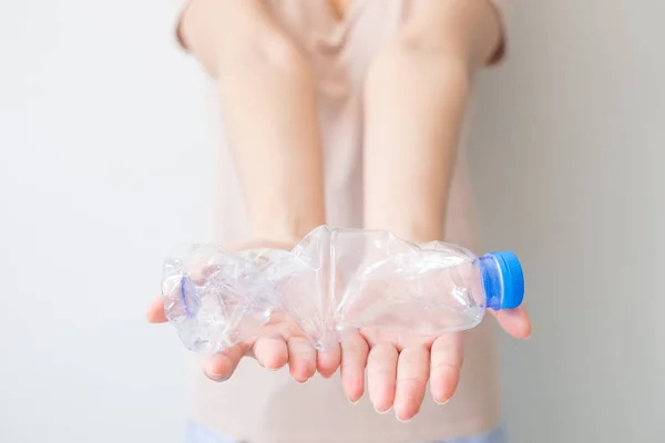 Två Händer Vrida Klar Plast Flaska Isolerade Vit Bakgrund Och — Stockfoto