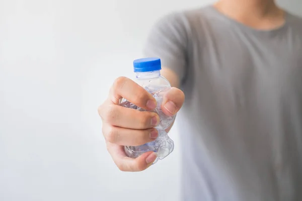 Mão Segurando Uma Garrafa Plástico Reciclável Fundo Branco — Fotografia de Stock