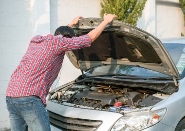 Genç adam kırık arabası ile bir sorun vardı ve onun arabasını tamir edileceğini, düşündüğünü vurguladı.