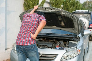 Genç adam kırık arabası ile bir sorun vardı ve onun arabasını tamir edileceğini, düşündüğünü vurguladı.