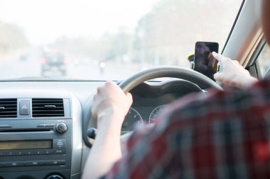 Dostum sit araba elinde araba yolda kullanıyor. o seyahat için bir yol trafik yol arıyor ve mutlu bir şekilde müzik