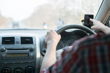 Dostum sit araba elinde araba yolda kullanıyor. o seyahat için bir yol trafik yol arıyor ve mutlu bir şekilde müzik