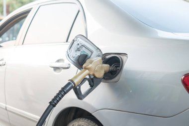 Sarı kafa başlığı, benzin istasyonu, ulaşım enerji, teknoloji kavramı, enerji iş, taşıma tankı içine yakıt ikmali