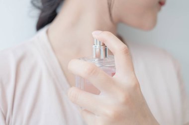 kadın ensenden parfüm püskürtme.