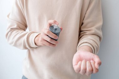 Erkek parfüm bileğinde püskürtme.