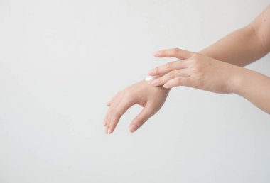 Closeup elele ve bir nemlendirici uygulayarak güzel eller. Güzellik kadın eli krem uygulamak.