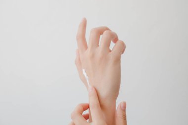 Closeup elele ve bir nemlendirici uygulayarak güzel eller. Güzellik kadın eli krem uygulamak.