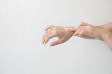 Closeup elele ve bir nemlendirici uygulayarak güzel eller. Güzellik kadın eli krem uygulamak.