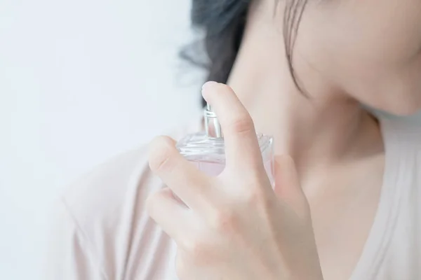 Mulher Está Pulverizando Perfume Pescoço — Fotografia de Stock