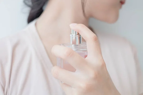 Mujer Está Rociando Perfume Cuello —  Fotos de Stock