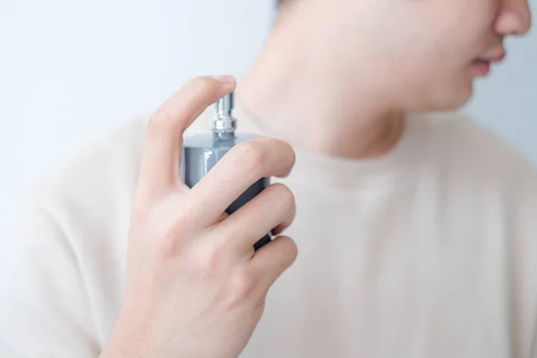 Homens Estão Pulverizando Perfume Seu Pescoço — Fotografia de Stock