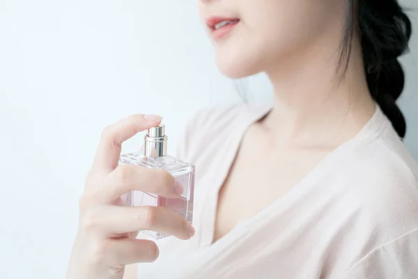 Mulher Está Pulverizando Perfume Pescoço — Fotografia de Stock
