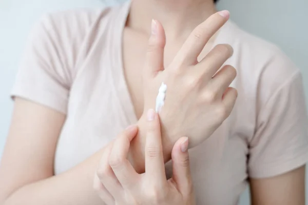 Close Belas Mãos Femininas Mãos Dadas Aplicação Hidratante Mão Mulher — Fotografia de Stock