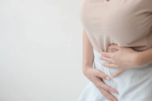 Vrouwen Met Buikpijn Staan Houden Van Het Lichaam Handen — Stockfoto