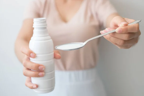 Mulheres Derramando Drogas Antiácidos Suas Mãos Por Causa Comida Suas — Fotografia de Stock