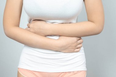 Acı veren karın ağrısı olan bir kadın. Kronik gastrit.
