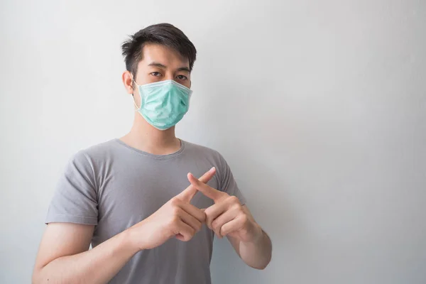 Asiatische Männer tragen Gesundheitsmasken, um Keimen und Staub vorzubeugen. Gedanken Stockfoto