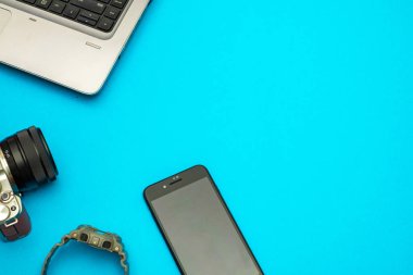 dizüstü bilgisayar, tablet ile mavi ofis fotoğraf masası masası, bir izle