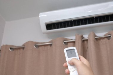 İleriye odaklan. Uzaktan kumanda ve tu kullanarak klima kontrolü