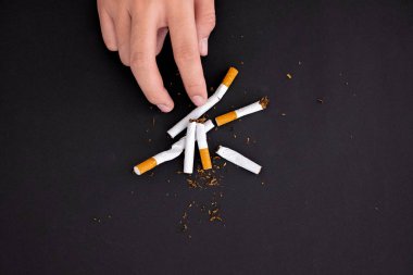 Sigarayı bırakın, el tutun sigara siyah sırt üzerinde izole yok