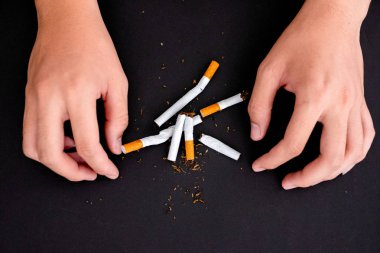 Sigarayı bırakın, el tutun sigara siyah sırt üzerinde izole yok