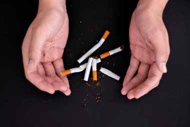 Sigarayı bırakın, el tutun sigara siyah sırt üzerinde izole yok