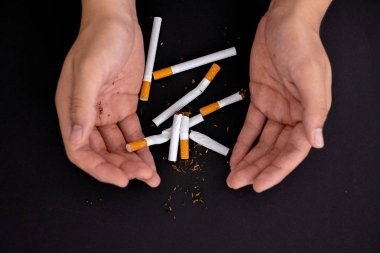 Sigarayı bırakın, el tutun sigara siyah sırt üzerinde izole yok