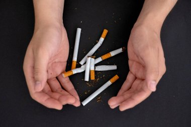 Sigarayı bırakın, el tutun sigara siyah sırt üzerinde izole yok