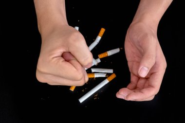 Sigarayı bırakın, el tutun sigara siyah sırt üzerinde izole yok