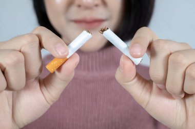 Kırık sigara ile genç güzel kadın. Stop sigara cONCEP