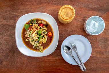 ahşap arka beyaz plaka ve yapışkan pirinç yeşil Papaya salatası