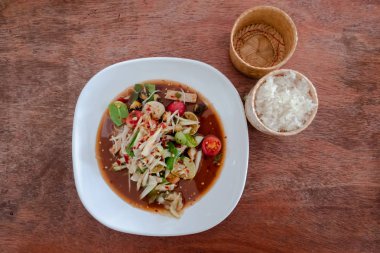 ahşap arka beyaz plaka ve yapışkan pirinç yeşil Papaya salatası