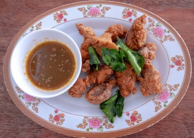 Çıtır Kaffir kireç ile Tay kızarmış domuz göbek bu tarifi yaprakları