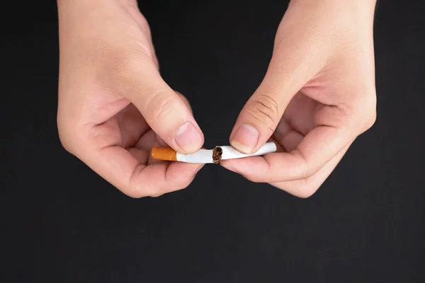 Smettere di fumare, mano sigaretta distruggere isolato sulla schiena nera — Foto Stock