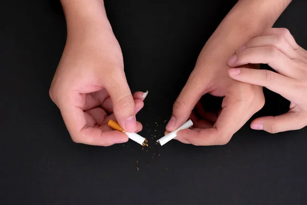 Ženské ruce povzbuzují muže, aby zastavili kouření, ukončením smoku — Stock fotografie