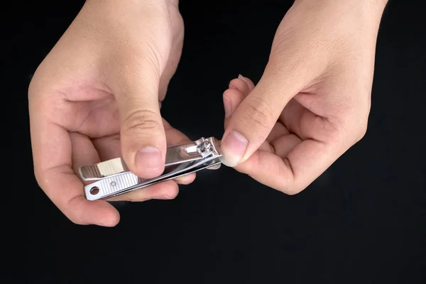 Mano masculina sosteniendo en cortauñas, hombre utilizar cortauñas cuttin — Foto de Stock