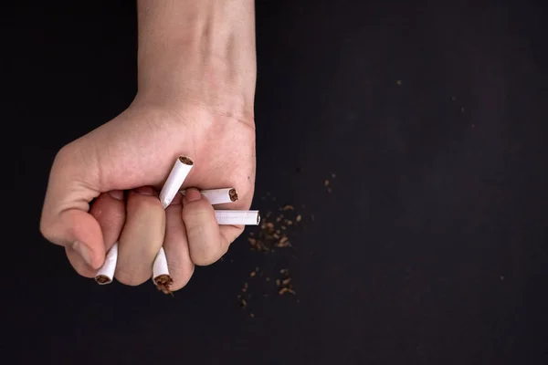 Smettere di fumare, mano sigaretta distruggere isolato sulla schiena nera — Foto Stock