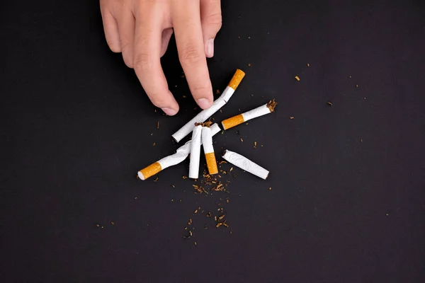 Přestat kouřit, držet cigaretu zničení izolované na černém pozadí — Stock fotografie