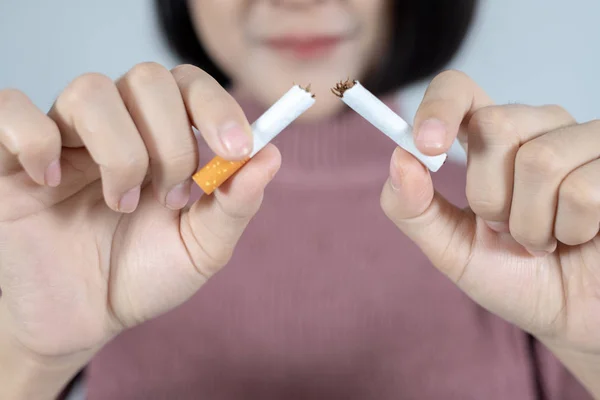 Mulher bonita nova com cigarro quebrado. Pára de fumar. — Fotografia de Stock