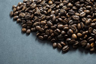 Kahverengi kahve çekirdekleri, koyu arkaplanda tohum.. 