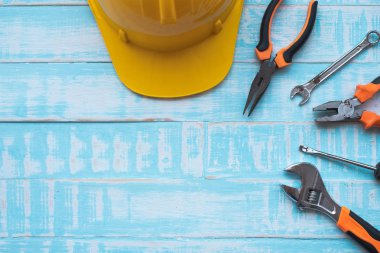  İşçi Bayramı Konsepti. Mavi ahşap arka planda inşaat araçları