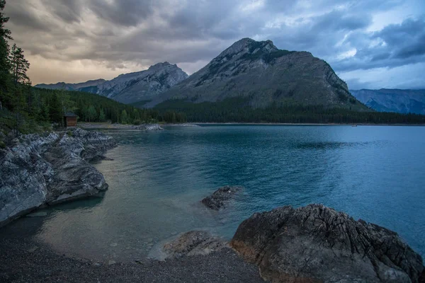 Lake Minnewanka Banff National Forest içinde fırtına sonrası görüntülemek.