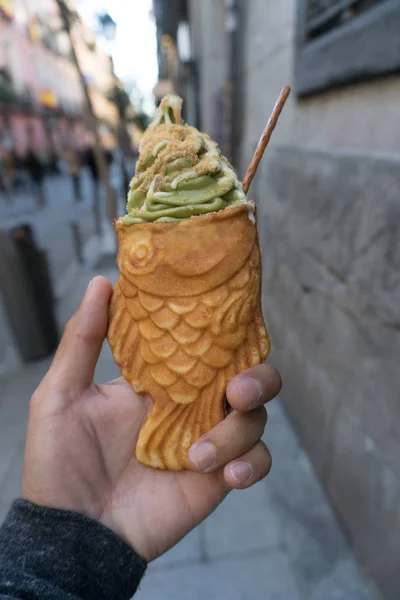 Taiyaki balık keyfi Matcha dondurma koni ile beyaz çikolata ve karamel Çiseleme Madrid, İspanya, sokaklarda şeklinde