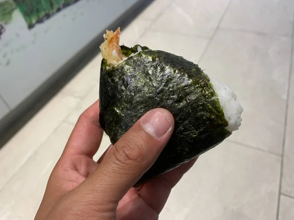 El bir Ebi Onigiri, Karides Tempura Onigiri tutarak